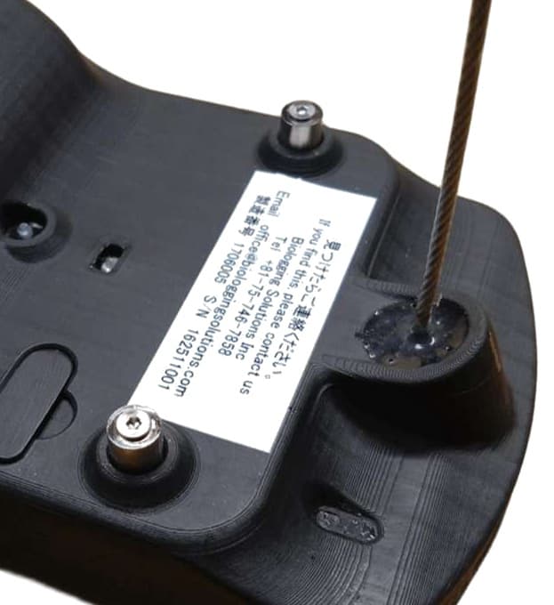 LoggLaw DiveSat-GPS の上面。乾湿センサの電極とアンテナの根元